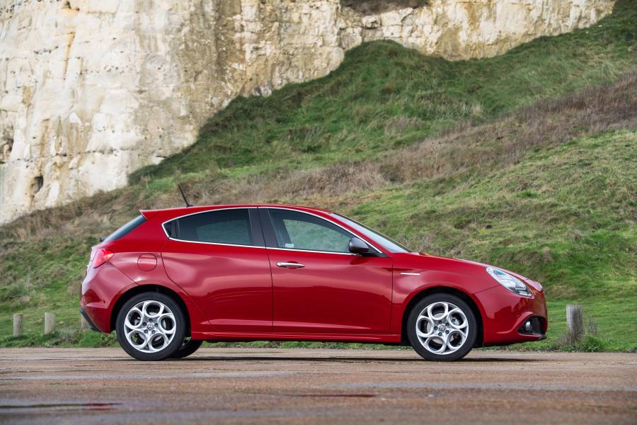  Alfa Romeo Giulietta 2016 года  (UK) (фото 30 из 44)